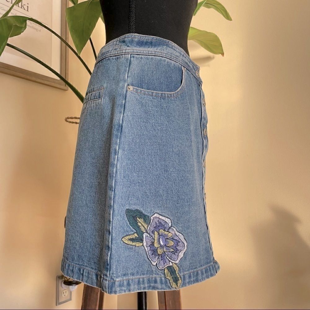 ð
ºEMBROIDERED Denim Mini Skirt - Picture 7 of 13
